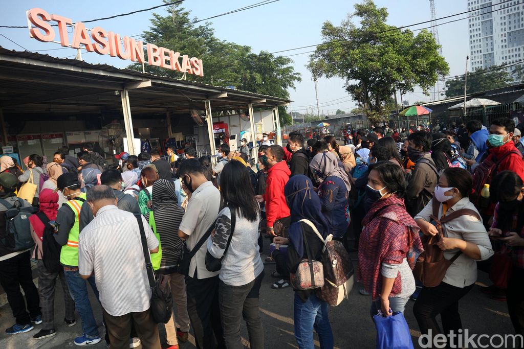 Hampir semua perkantoran di Jakarta mulai hari ini. Akibatnya penumpukan penumpang terjadi di sejumlah stasiun kereta. Salah satunya di Stasiun Bekasi.