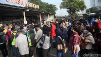 Antrean Penumpang Mengular ke Luar Stasiun Bekasi