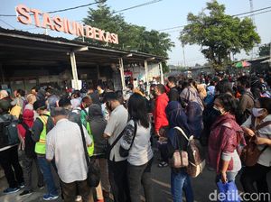 Antrean Penumpang Mengular ke Luar Stasiun Bekasi