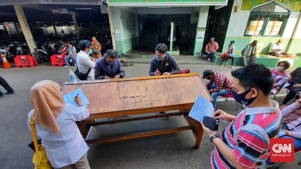 Antrean layanan perpanjangan SIM di Polres Jaksel, Senin (8/6).