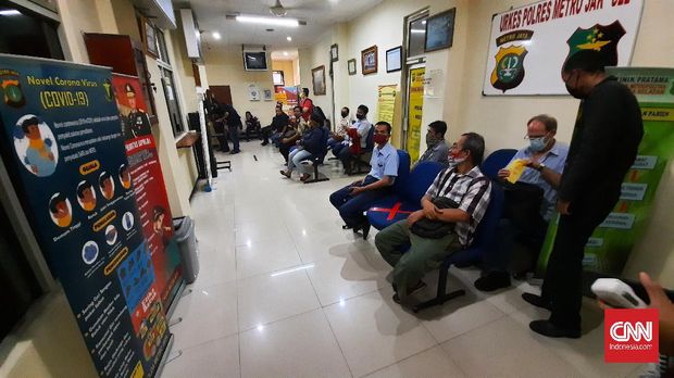 antrian perpanjang SIM Antrean layanan perpanjangan SIM di Polres Jaksel, Senin (8/6).