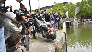 Pengunjuk Rasa Inggris Robohkan Patung Pedagang Budak