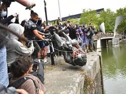 Video Perobohan Patung Pedagang Budak oleh Demonstran George Floyd
