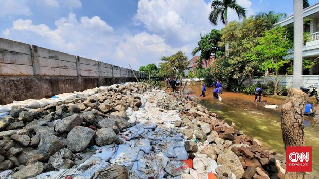 Banjir Rob di Perumahan Pantai Mutiara Sejumlah petugas masih melakukan pembersihan sisa-sisa air yang menggenangi sejumlah rumah warga di Perumahan Pantai Mutiara, Pluit, Jakut hingga Senin (8/6) siang.
