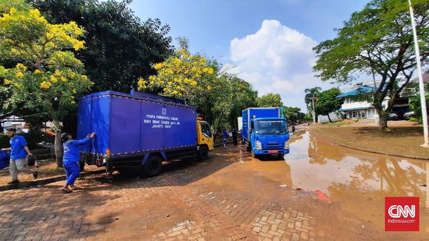 Sejumlah petugas masih melakukan pembersihan sisa-sisa air yang menggenangi sejumlah rumah warga di Perumahan Pantai Mutiara, Pluit, Jakut hingga Senin (8/6) siang.