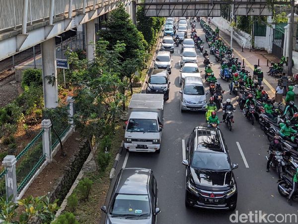 Kelakuan Ojol Padati Bahu Jalan