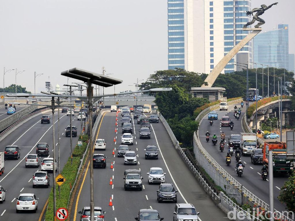 Contraflow Diberlakukan di Tol Dalam Kota Contraflow Diberlakukan di Tol Dalam Kota