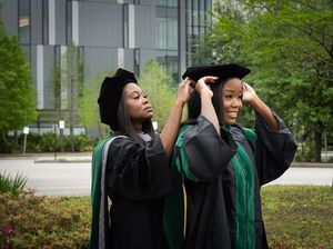 Inspiratif! Wanita Ini Kuliah Kedokteran di Usia 43, Lulus Bareng Anaknya