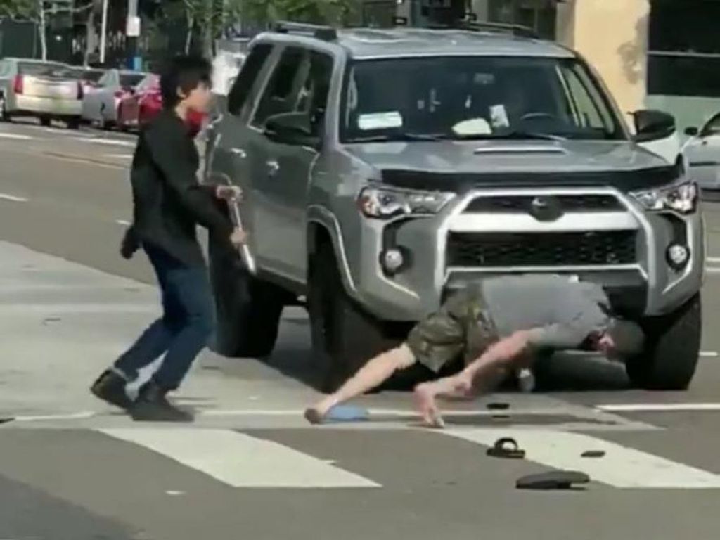 Kemlu Cek Video Viral Diduga Mahasiswa RI Pukul KO Pria Rasis AS Kemlu Cek Video Viral Diduga Mahasiswa RI Pukul KO Pria Rasis AS