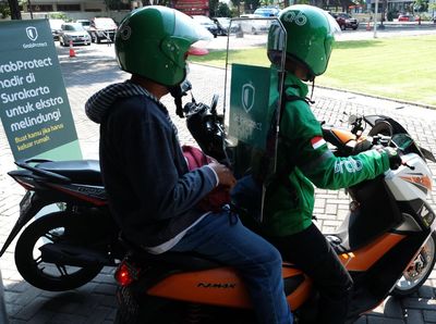 Driver Online Praktikkan New Normal Pakai Sekat Plastik