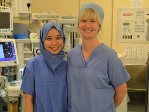 Mahasiswa Kedokteran Ini Bikin Hijab Sekali Pakai untuk Petugas Medis Muslim