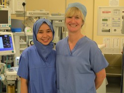 Mahasiswa Kedokteran Ini Bikin Hijab Sekali Pakai untuk Petugas Medis Muslim