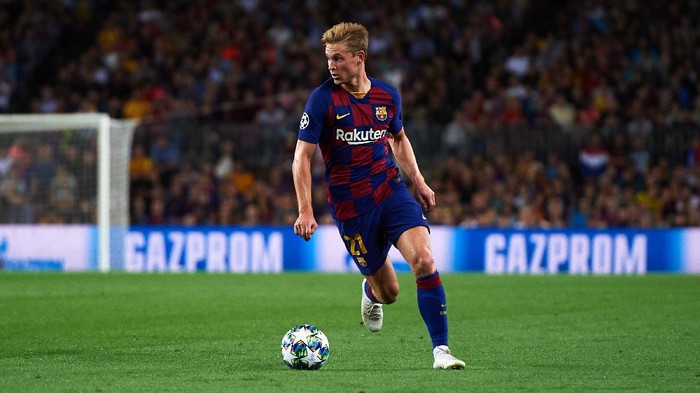 BARCELONA, SPAIN - OCTOBER 02: Frenkie De Jong of FC Barcelona conducts the ball during the UEFA Champions League group F match between FC Barcelona and Inter at Camp Nou on October 02, 2019 in Barcelona, Spain. (Photo by Alex Caparros/Getty Images)