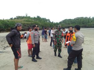 Dua Remaja di Pacitan Hilang Terempas Ombak