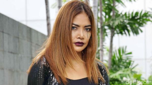 Ikutan Lathi Challenge, Ini Gaya Irma Darmawangsa