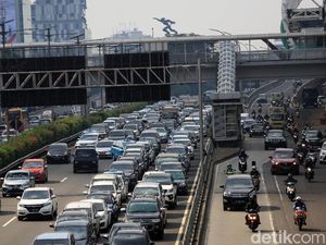 Lalin Sejumlah Tol Arah Jakarta Padat Pagi Ini