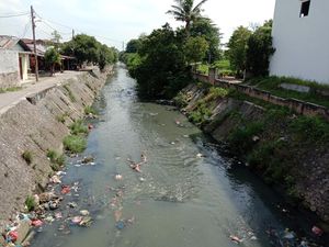 Pink-Hijau-Hitam: Heboh Warna Air Parit di Sumut Berubah-ubah