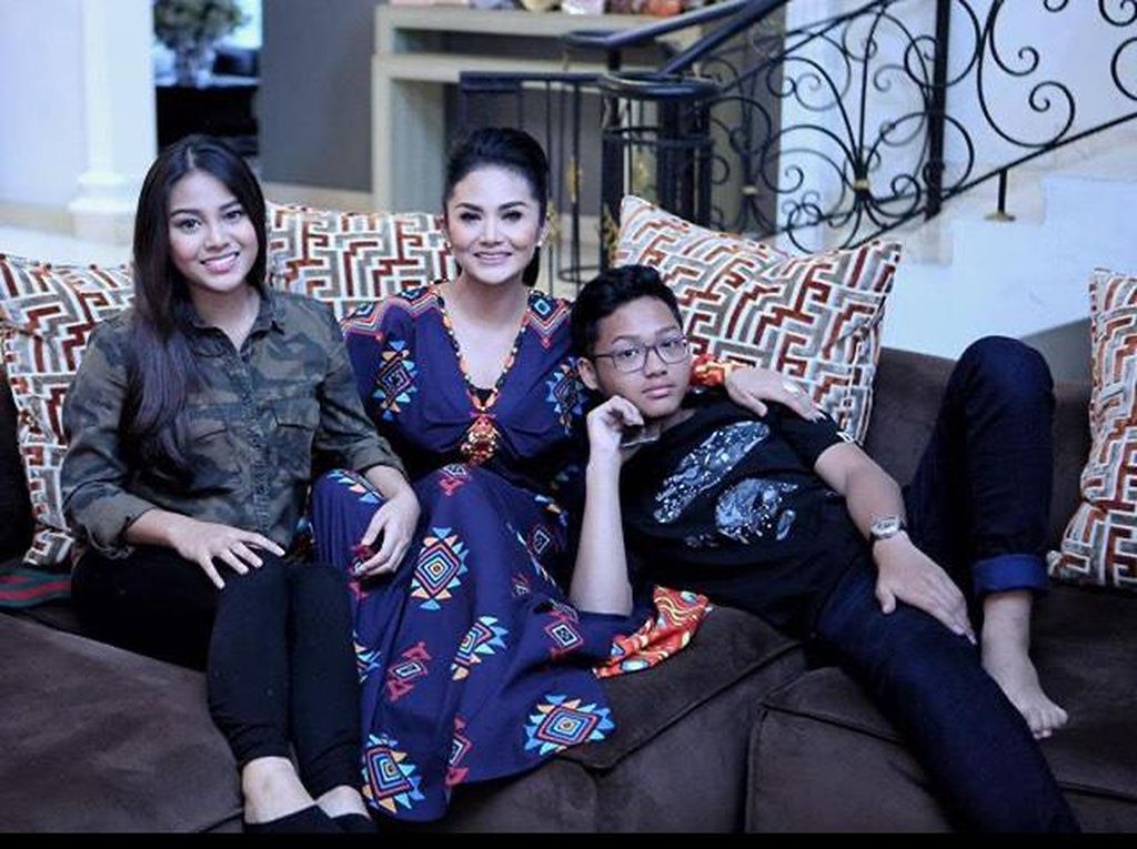 Ternyata Raul Lemos Pernah Nangis saat Peluk Aurel dan Azriel Ternyata Raul Lemos Pernah Nangis saat Peluk Aurel dan Azriel