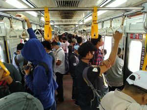 KRL Bogor-Jakarta Ramai, Pengguna Tak Berdiri di Marka yang Disediakan