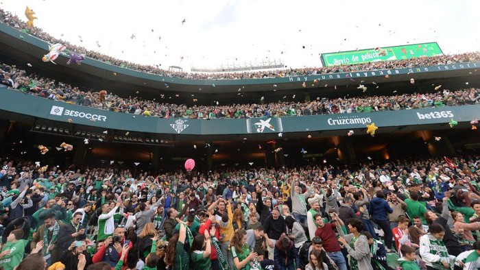 SEVILLE, SPAIN - DECEMBER 22: Fans throw toys onto the pitch for charity at half time of the Liga match between Real Betis Balompie and Club Atletico de Madrid at Estadio Benito Villamarin on December 22, 2019 in Seville, Spain. (Photo by Aitor Alcalde/Getty Images)