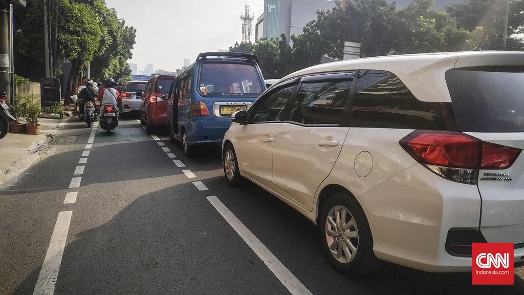 Kendaraan bermotor memadati ruas Jalan Mampang Prapatan, Jakarta Selatan, Senin (8/6).