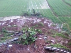 Longsor Timbun Sawah dan Saluran Air Warga Ciamis