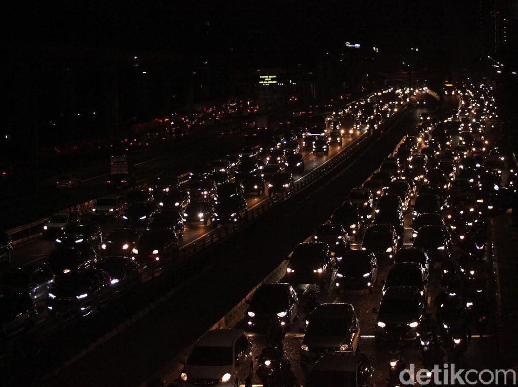 Data Waze: Kemacetan Lalu Lintas Naik Hingga 32,7% saat PSBB Transisi Data Waze: Kemacetan Lalu Lintas Naik Hingga 32,7% saat PSBB Transisi