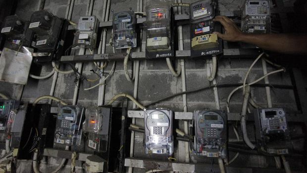 meteran listrik Warga memeriksa meteran listrik di kompleks rumah susun (Rusun) Petamburan, Jakarta, Minggu (7/6/2020). PT PLN (Persero) menyiapkan skema perlindungan lonjakan tagihan untuk mengantisipasi kenaikan drastis yang dialami oleh sebagian konsumen, akibat pencatatan rata-rata tagihan menggunakan data rekening tiga bulan terakhir. ANTARA FOTO/Reno Esnir/aww. *** Local Caption ***