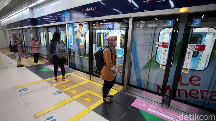 MRT Kembali Beroperasi Normal Di masa PSBB transisi, layanan transportasi MRT Jakarta kembali beroperasi normal. Namun jumlah penumpang hanya dibatasi 65 orang dalam satu kereta dan totalnya 390 penumpang dalam satu rangkaian kereta.