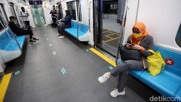 Jumlah Penumpang Dibatasi, MRT Beroperasi Normal