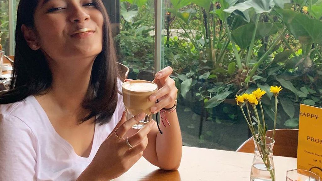 Pesona Niken Anjani Saat Nikmati Kopi hingga Floating Breakfast Pesona Niken Anjani Saat Nikmati Kopi hingga Floating Breakfast