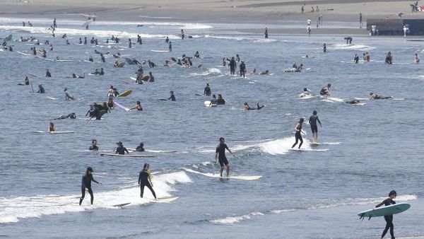 Pantai di Jepang Ramai Pengunjung Saat Era New Normal
