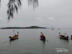 Pantai Cantik Berlatar Pulau-Pulau Kecil di Thailand, Tahu Lokasinya?