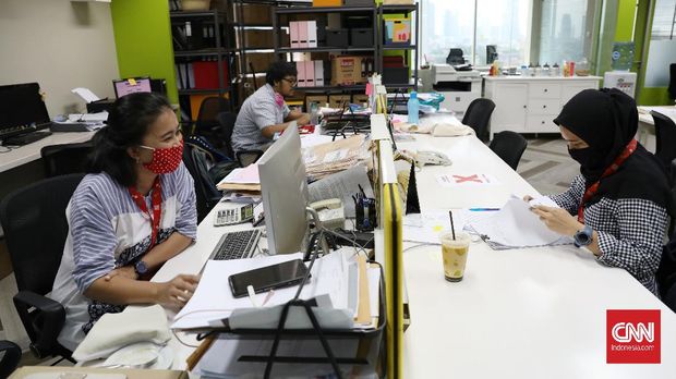 Para pekerja perkantoran di DKI Jakarta mulai hari ini resmi beraktivitas lagi seiring kebijakan transisi Pembatasan Sosial Berskala Besar (PSBB). Karyawan yang bekerja di kantor hanya 50% saja dan sisanya tetap bekerja di rumah. (CNN Indonesia/ Safir Makki)
