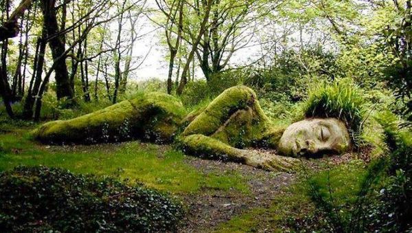 Patung Hidup Yang Bisa Berubah Saat Pergantian Musim