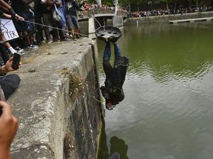 Usai Patungnya Digulingkan, Nama Edward Colston Dihapus dari Bangunan