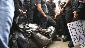 Patung Pedagang Budak di Inggris Dirobohkan Demonstran Anti Rasisme
