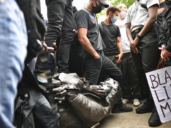 Patung Pedagang Budak di Inggris Dirobohkan Demonstran Anti Rasisme