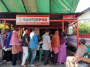 Penerima Bansos di Kantor Pos Ini Belum Sepenuhnya Terapkan Physical Distancing