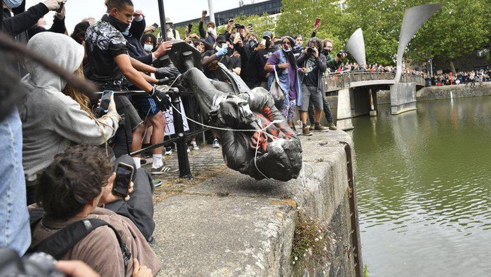 Pendemo Black Lives Matter robohkan patung Edward Colston