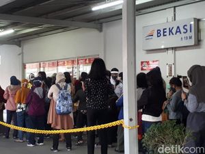 Kantor di DKI Mulai Buka, Penumpang Mengantre Masuk ke Stasiun Bekasi Pagi Ini