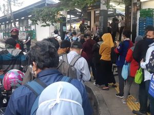 Jam Pulang Kerja, Calon Penumpang Antre di Stasiun Cawang
