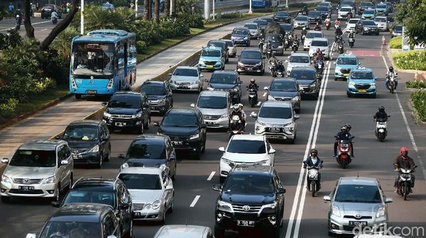 Perkantoran di DKI Mulai Buka, Jalan Sudirman Macet