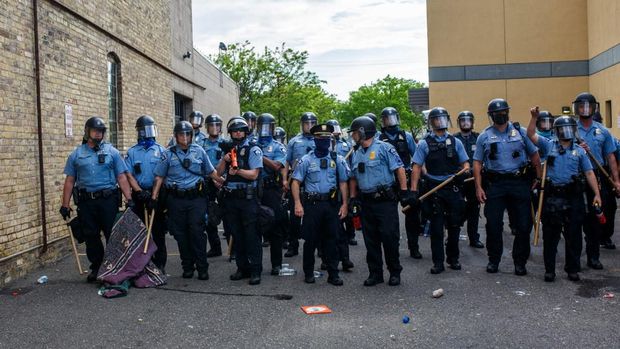 Personel Kepolisian Minneapolis saat bersiap menghadapi demonstran yang memprotes kematian George Floyd (FILES) In this file photo taken on May 27, 2020 Minneapolise Police officers stand in a line while facing protesters demonstrating against the death of George Floyd outside the 3rd Precinct Police Precinct in Minneapolis, Minnesota. - Members of the Minneapolis City Council announced on June 7, 2020 that they intend to disband the city's police department, US media reported. (Photo by Kerem Yucel / AFP)
