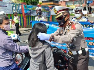 Polantas Depok Berbagi Masker Sambil Sosialisasi soal COVID-19 Polantas Depok Berbagi Masker Sambil Sosialisasi soal COVID-19