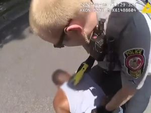Video Polisi AS Tembak Pria Kulit Hitam dengan Pistol Setrum Video Polisi AS Tembak Pria Kulit Hitam dengan Pistol Setrum