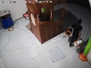 Terekam CCTV, Pria di Jambi Curi 3 Kotak Amal Masjid Berisi Rp 11 Juta
