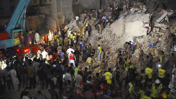 Potret Evakuasi Apartemen 5 Lantai yang Roboh di Pakistan