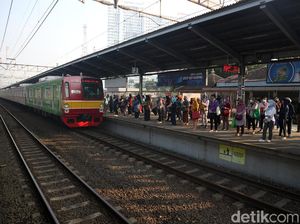 Stasiun Bekasi Pagi Ini, Penumpang Ramai Mengantre