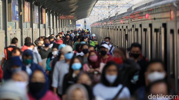 Potret Penumpukan Penumpang di Stasiun Bekasi